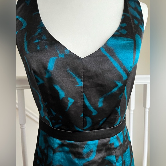 Abstract Tahari Dress - Picture 2 of 8